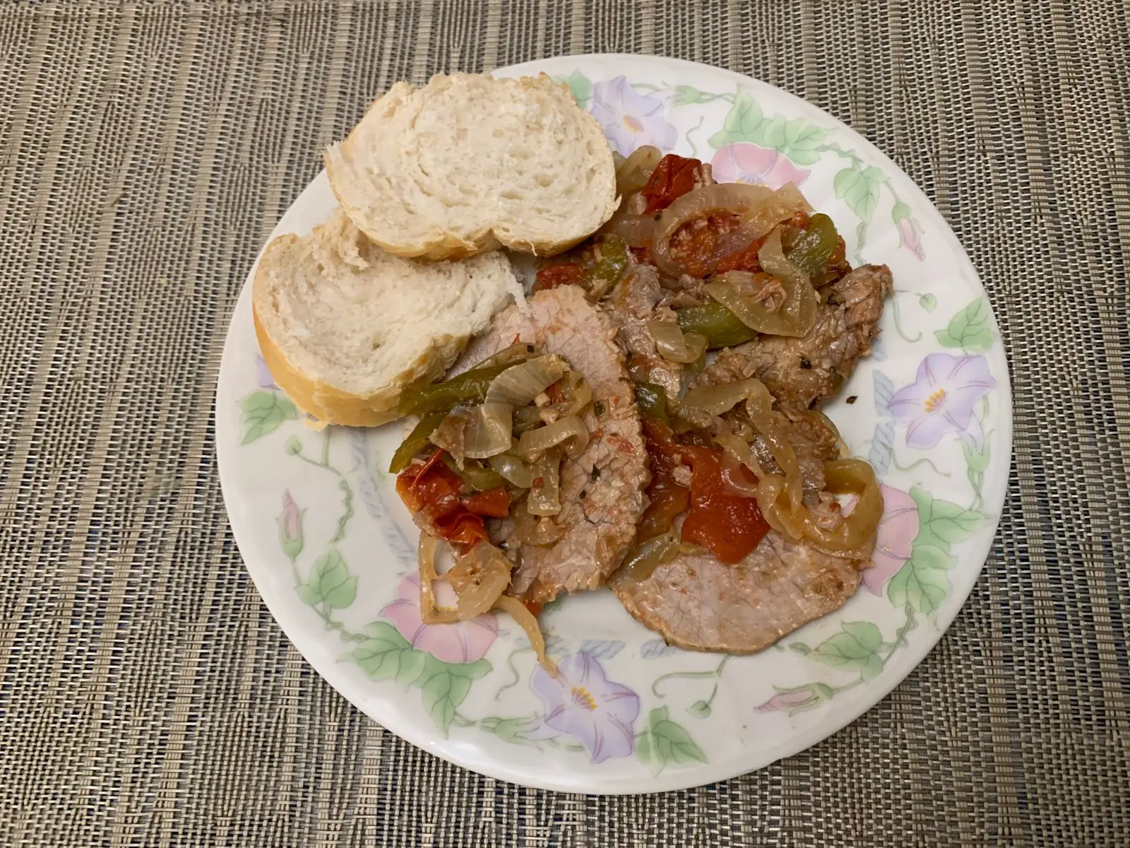 Um prato de salada de carne com algumas fatias de pão